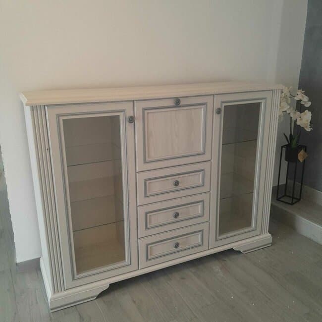 Comoda White 2W3S1B, 2 usi vitrate, 3 sertare si bar integrat, MDF si PAL melaminat, manere metalice, 161x45x119 cm, frasin alb/pin argintiu