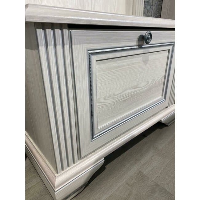 Pantofar White 1D, sertare spatioase si design compact, MDF si PAL melaminat, manere metalice, 73x51x30 cm, frasin alb/pin argintiu