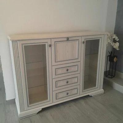 Comoda White 2W3S1B, 2 usi vitrate, 3 sertare si bar integrat, MDF si PAL melaminat, manere metalice, 161x45x119 cm, frasin alb/pin argintiu